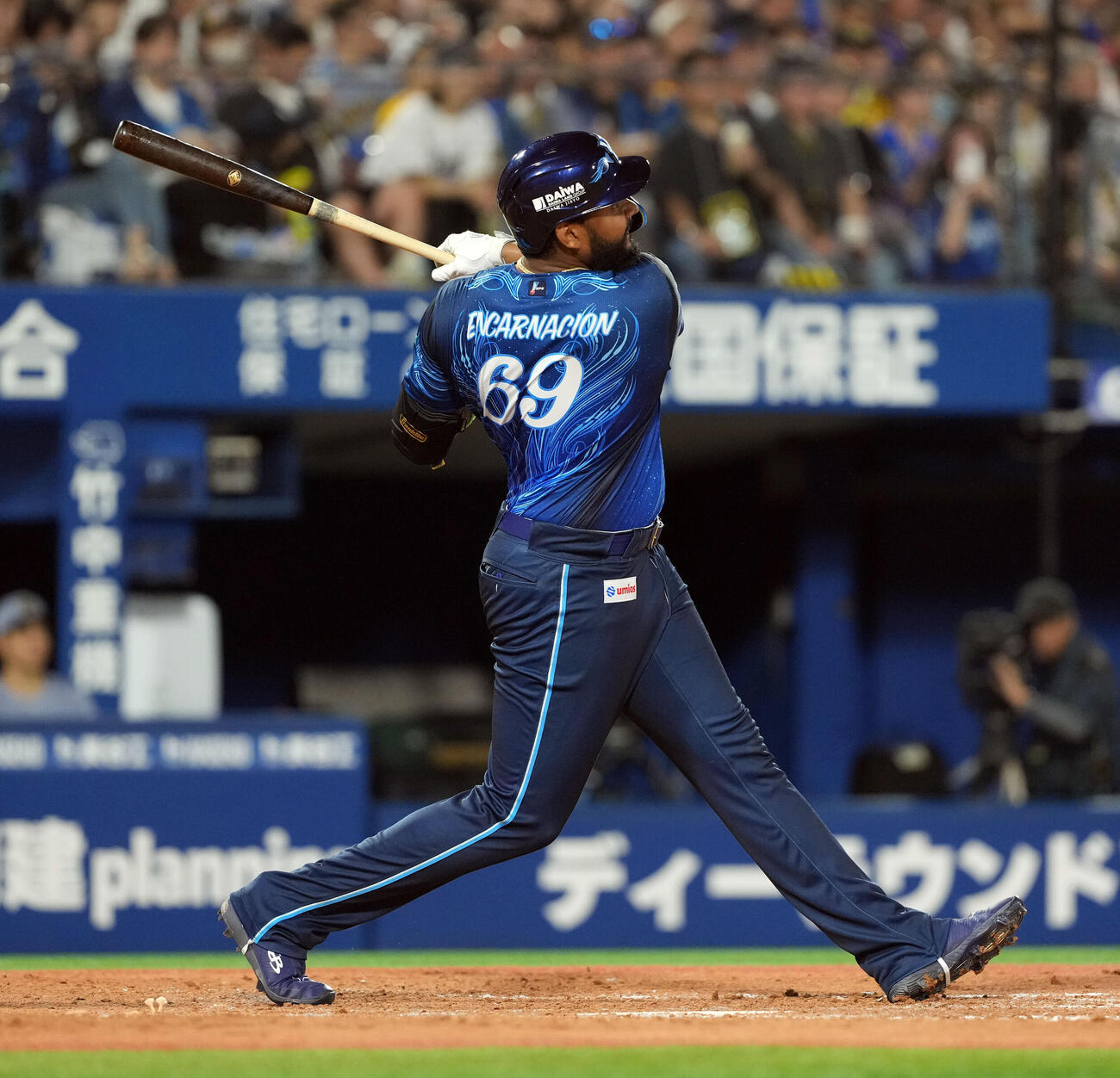 DeNA対阪神　8回裏DeNA1死、中越えにソロ本塁打を放つヘラル・エンカーナシオン（撮影・たえ見朱実）