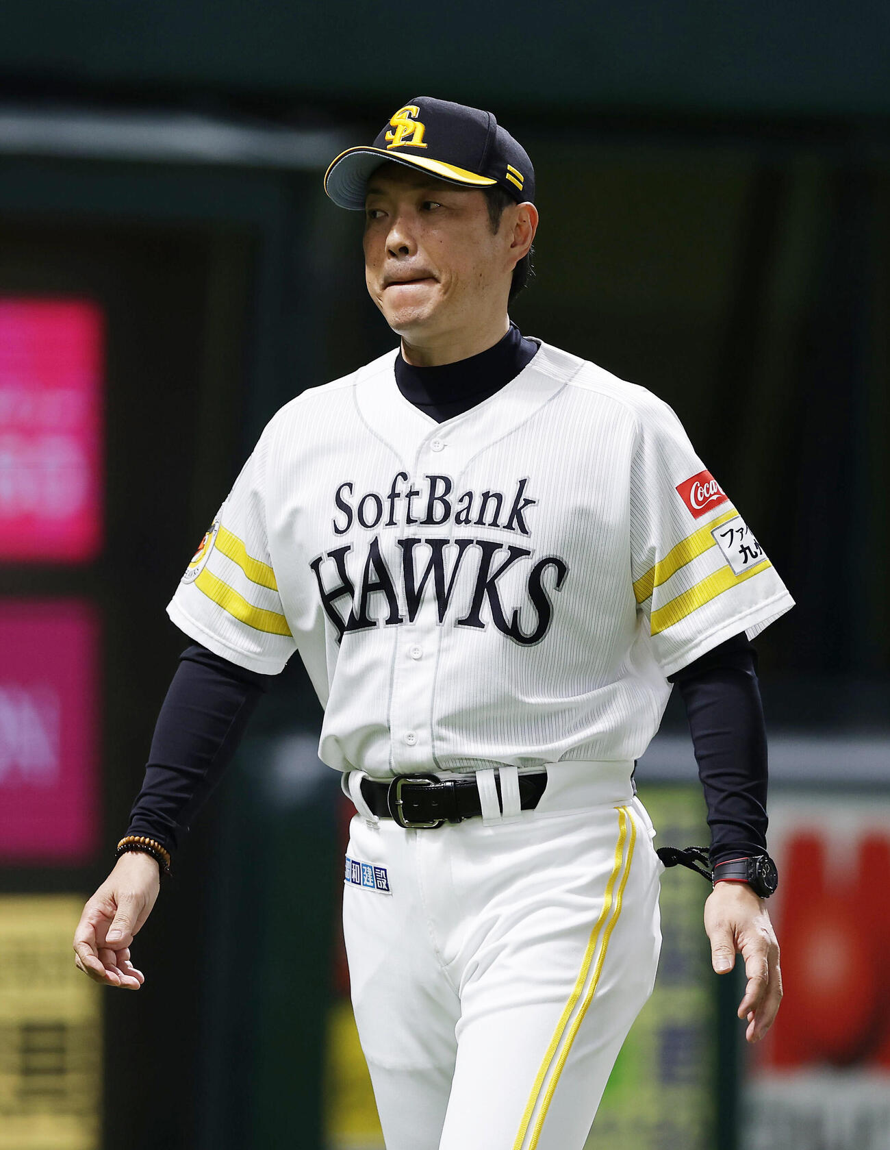ソフトバンク対日本ハム　6回裏を終え、選手交代を告げたソフトバンク小久保裕紀監督（撮影・前田充）