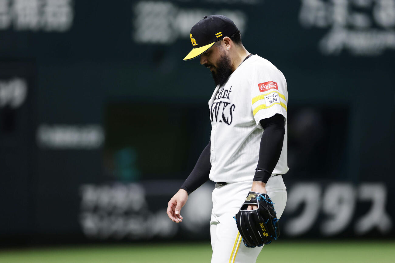 ソフトバンク対日本ハム　8回表日本ハム1死満塁、野村佑希の頭部に死球を当て、危険球退場となったロベルト・オスナ（撮影・前田充）