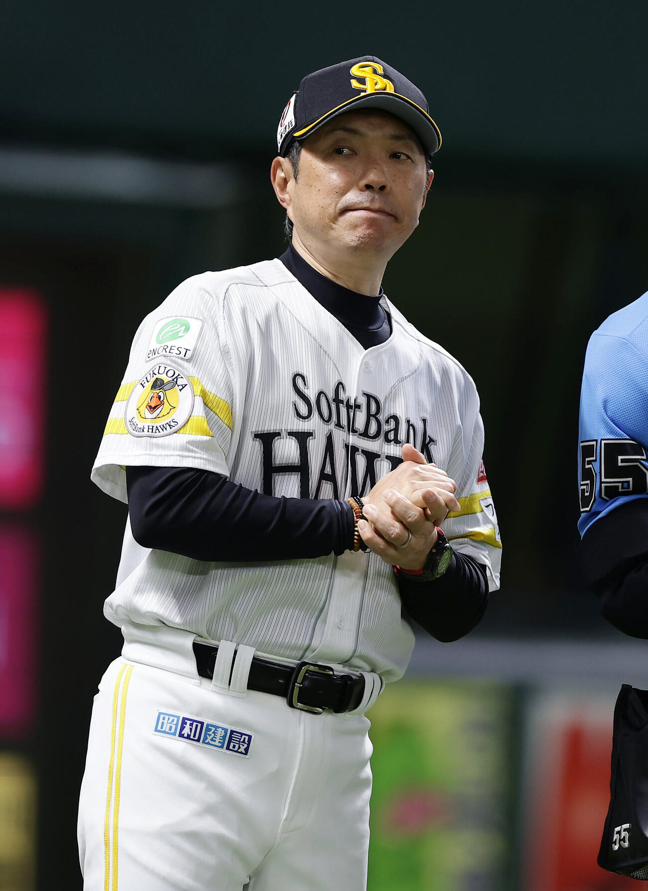 ソフトバンク対日本ハム　8回裏を終え、選手交代を告げるソフトバンク小久保裕紀監督（撮影・前田充）