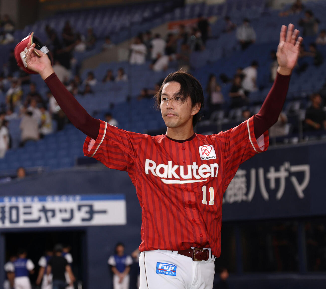 オリックス対楽天　3勝目を挙げた楽天岸孝之はヒーローインタビュー後にファンに手を上げる（撮影・西尾就之）
