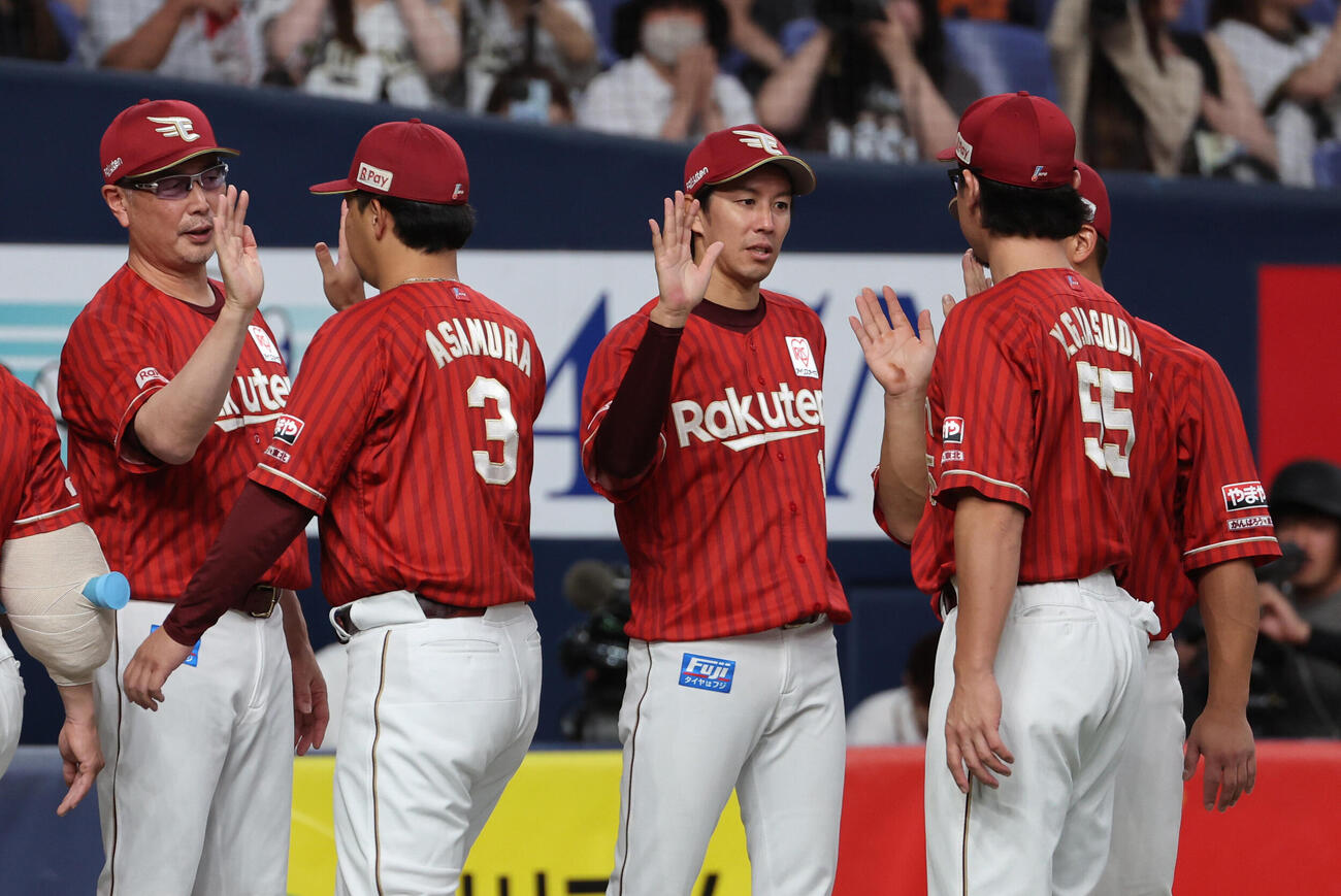 オリックス対楽天　3勝目を挙げた楽天岸孝之（右）はナインを出迎える。左は吉井理人監督（撮影・西尾就之）