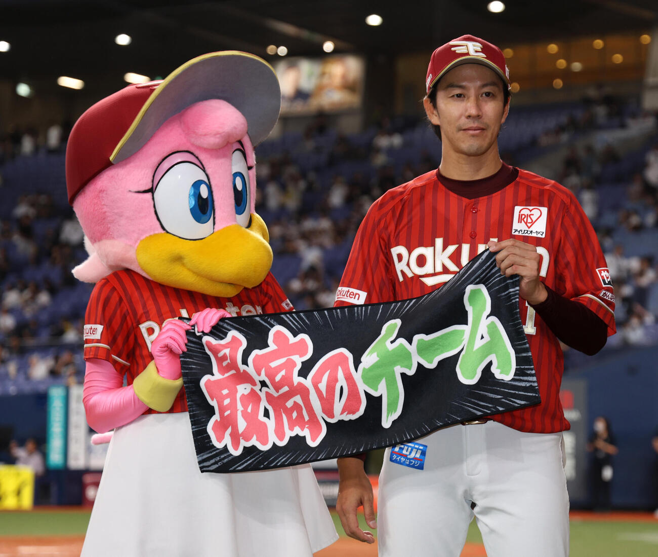 オリックス対楽天　3勝目を挙げた楽天岸孝之はヒーローインタビュー後記念写真に納まる（撮影・西尾就之）