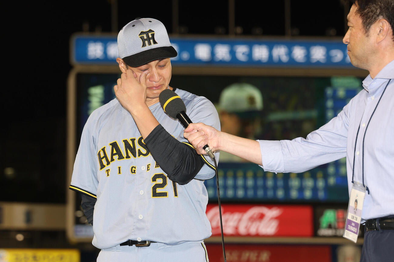 DeNA対阪神　勝利インタビューで地元熊本を思い、目に涙を浮かべる阪神大竹耕太郎（撮影・河田真司）