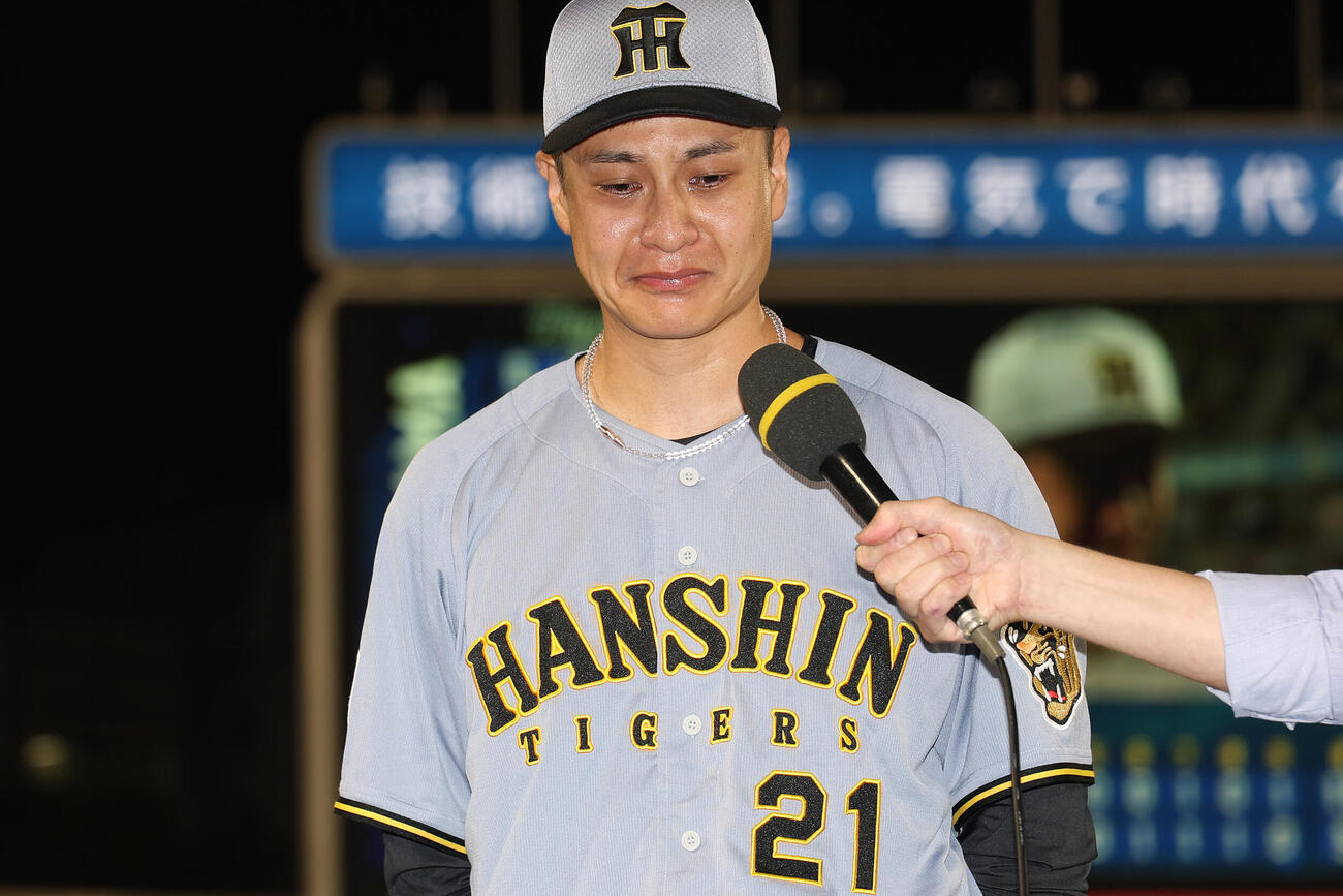 DeNA対阪神　勝利インタビューで地元熊本を思い、目に涙を浮かべる阪神大竹耕太郎（撮影・河田真司）