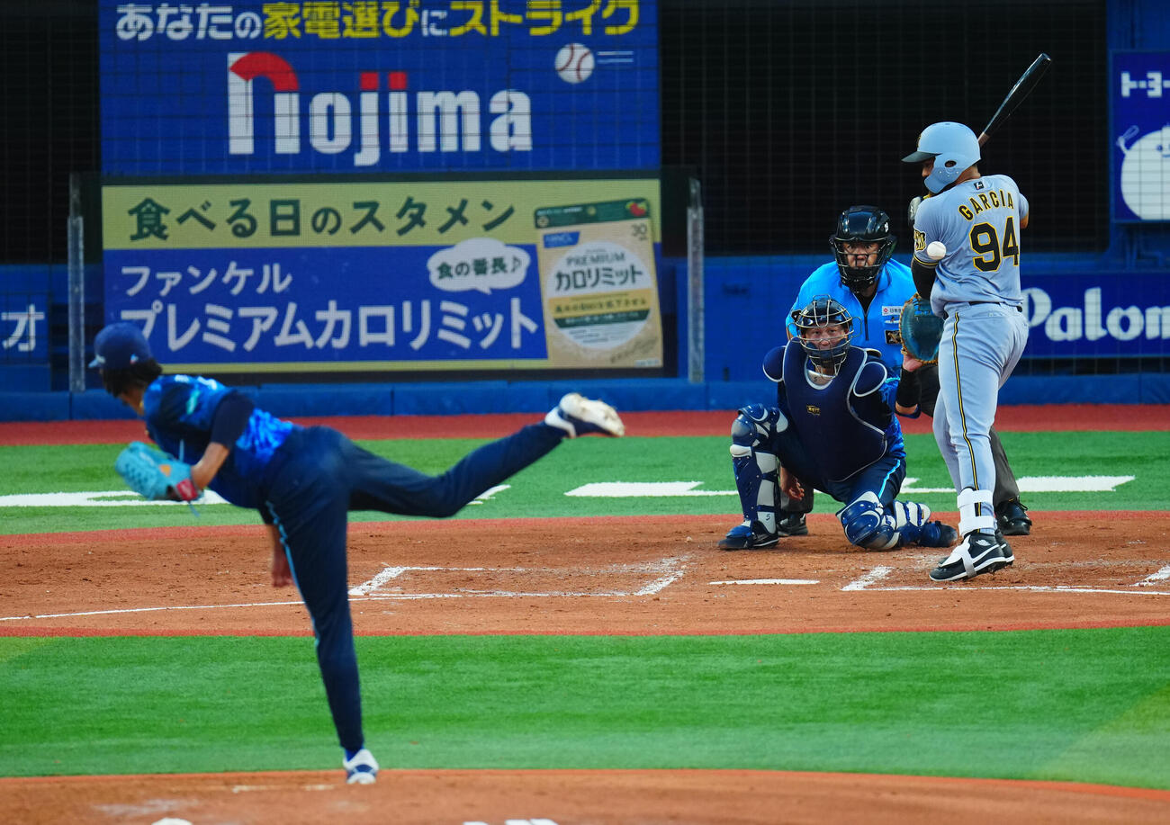 DeNA対阪神　2回表阪神1死一、二塁、死球を受けるデルミス・ガルシア。投手オスバルド・ビド（撮影・垰建太）