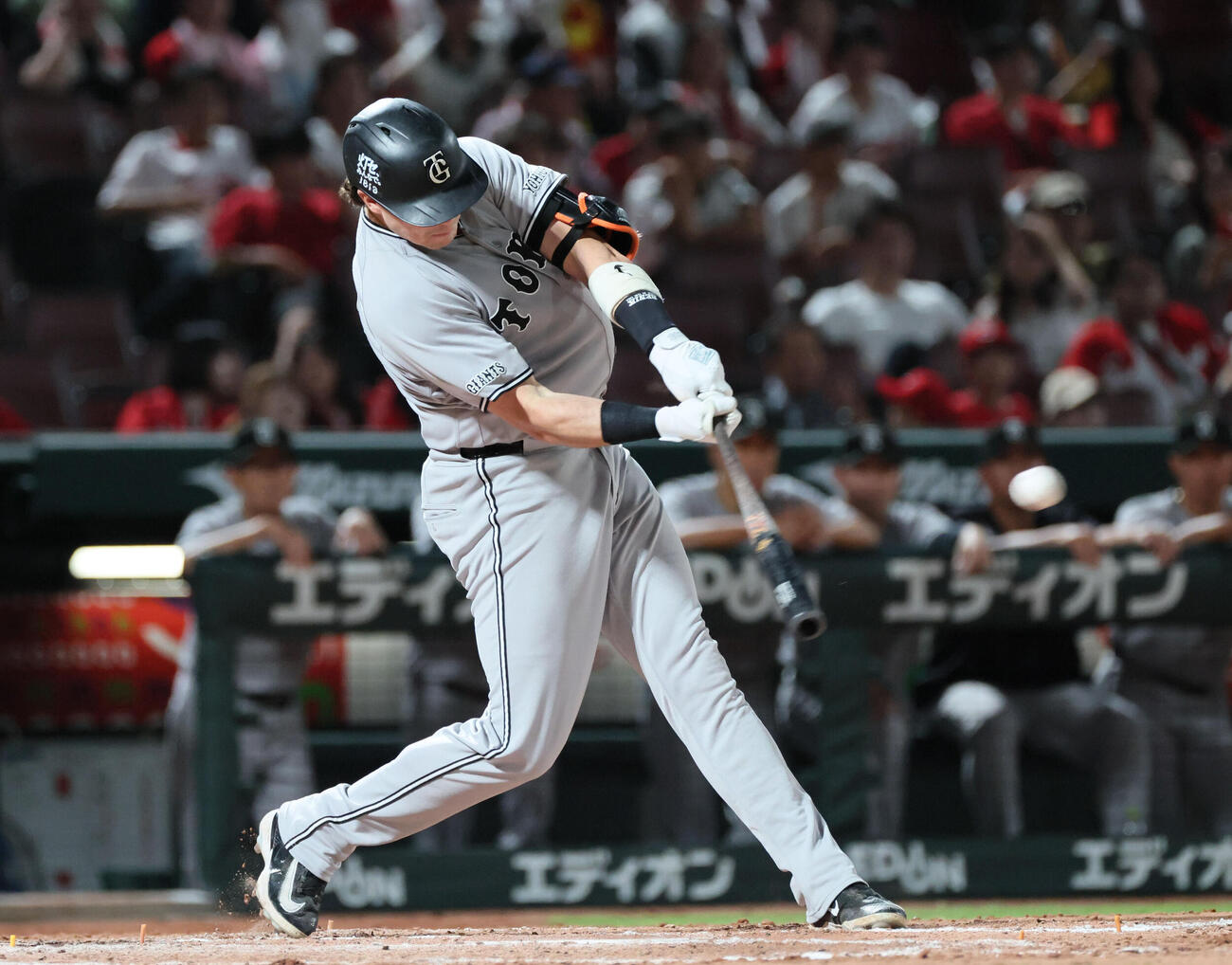 広島対巨人　ピースナイター2026 9回表巨人1死、ボビー・ダルベックは右中間越え二塁打を放つ（撮影・加藤孝規）