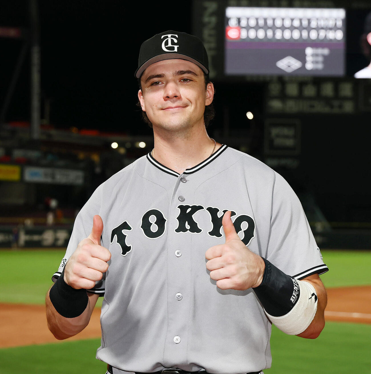 広島対巨人　ヒーローインタビューを受け写真に納まる巨人ボビー・ダルベック（撮影・加藤哉）