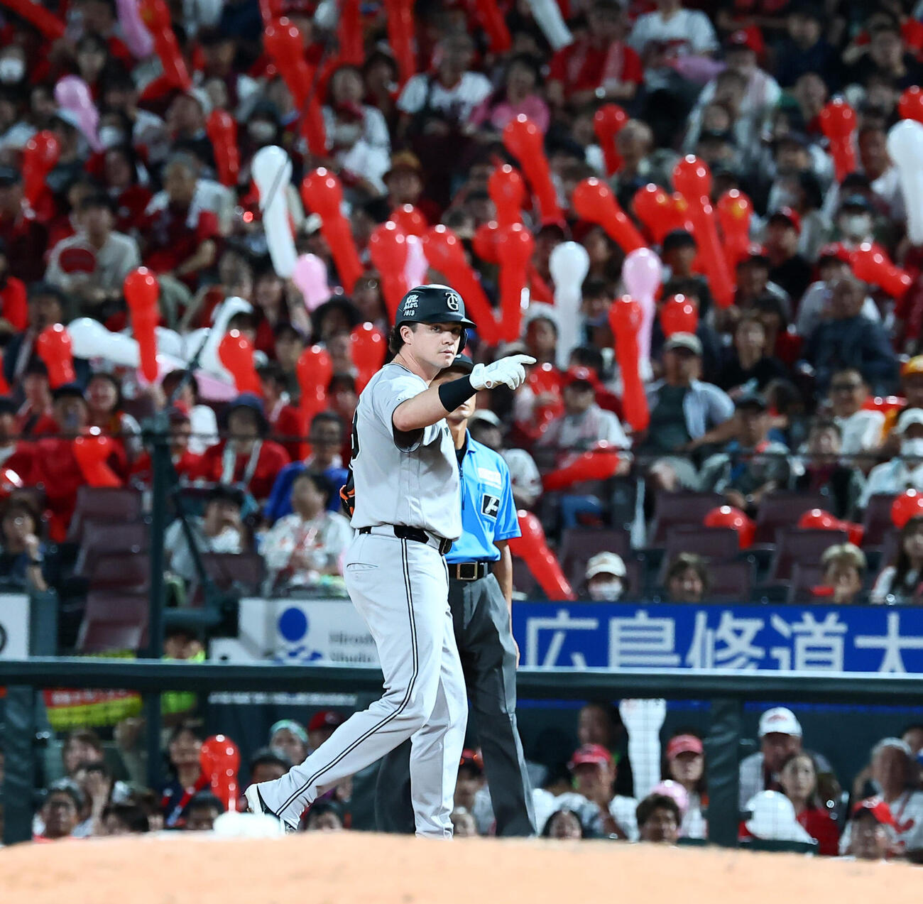 広島対巨人　7回表巨人2死満塁、代打ボビー・ダルベックは左前に逆転の2点適時打を放ちベンチに向かってポーズを決める（撮影・加藤哉）
