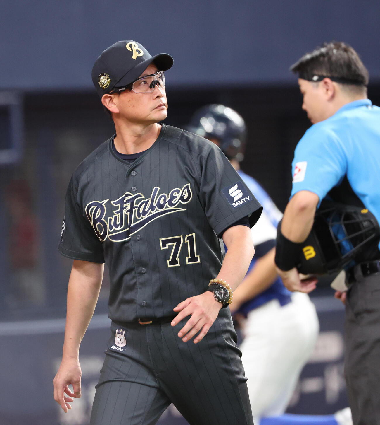 オリックス対楽天　7回の攻撃を終え、選手交代を告げたオリックス岸田護監督はスコアボードを見上げながらベンチに戻る（撮影・西尾就之）