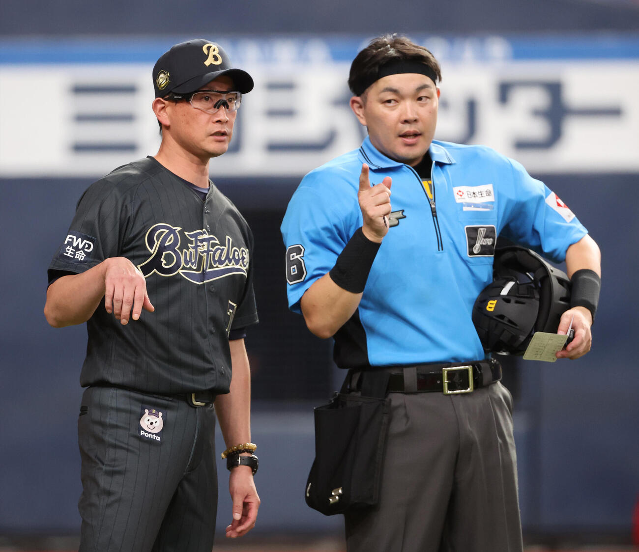 オリックス対楽天　8回の攻撃を終え、選手交代を告げるオリックス岸田護監督（撮影・西尾就之）