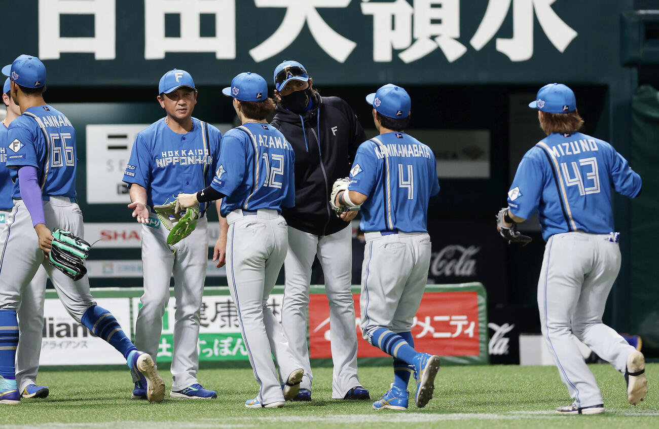 ソフトバンク対日本ハム　ソフトバンクに勝利し、ナインを出迎える日本ハム新庄剛志監督（中央）（撮影・前田充）