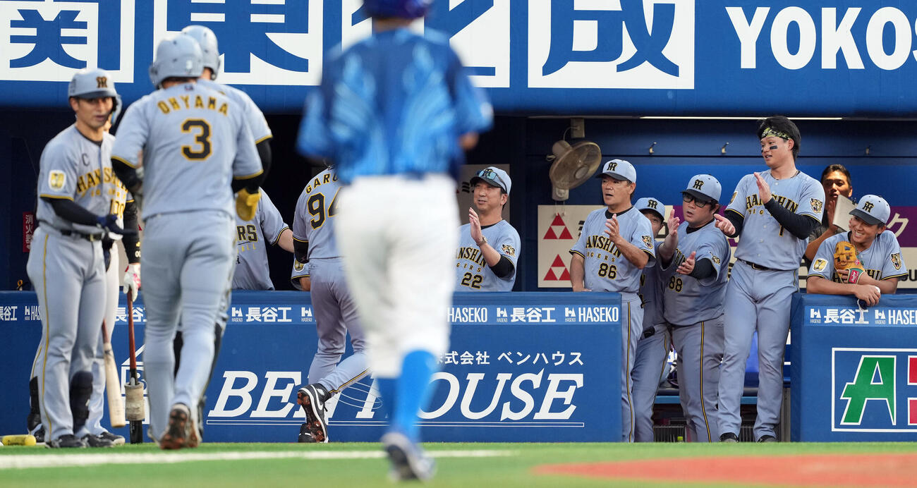 DeNA対阪神　1回表阪神無死二、三塁、3点本塁打を放ったデルミス・ガルシアを迎えるナイン（撮影・たえ見朱実）