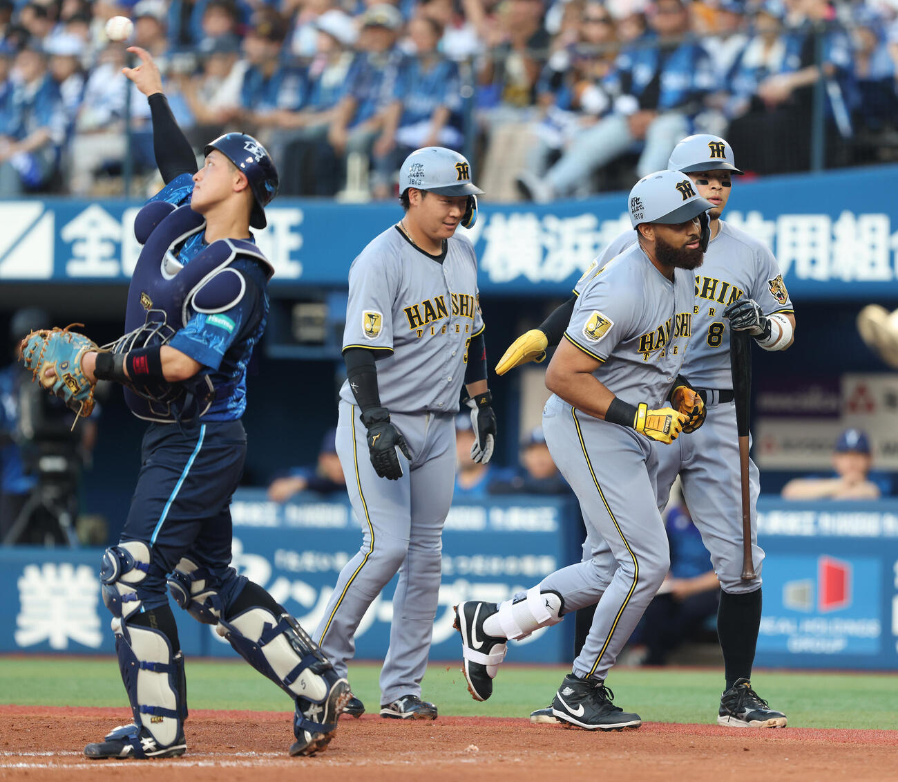 DeNA対阪神　1回表阪神無死二、三塁、3点本塁打で生還し、チームメートに迎えられるガルシア（撮影・河田真司）
