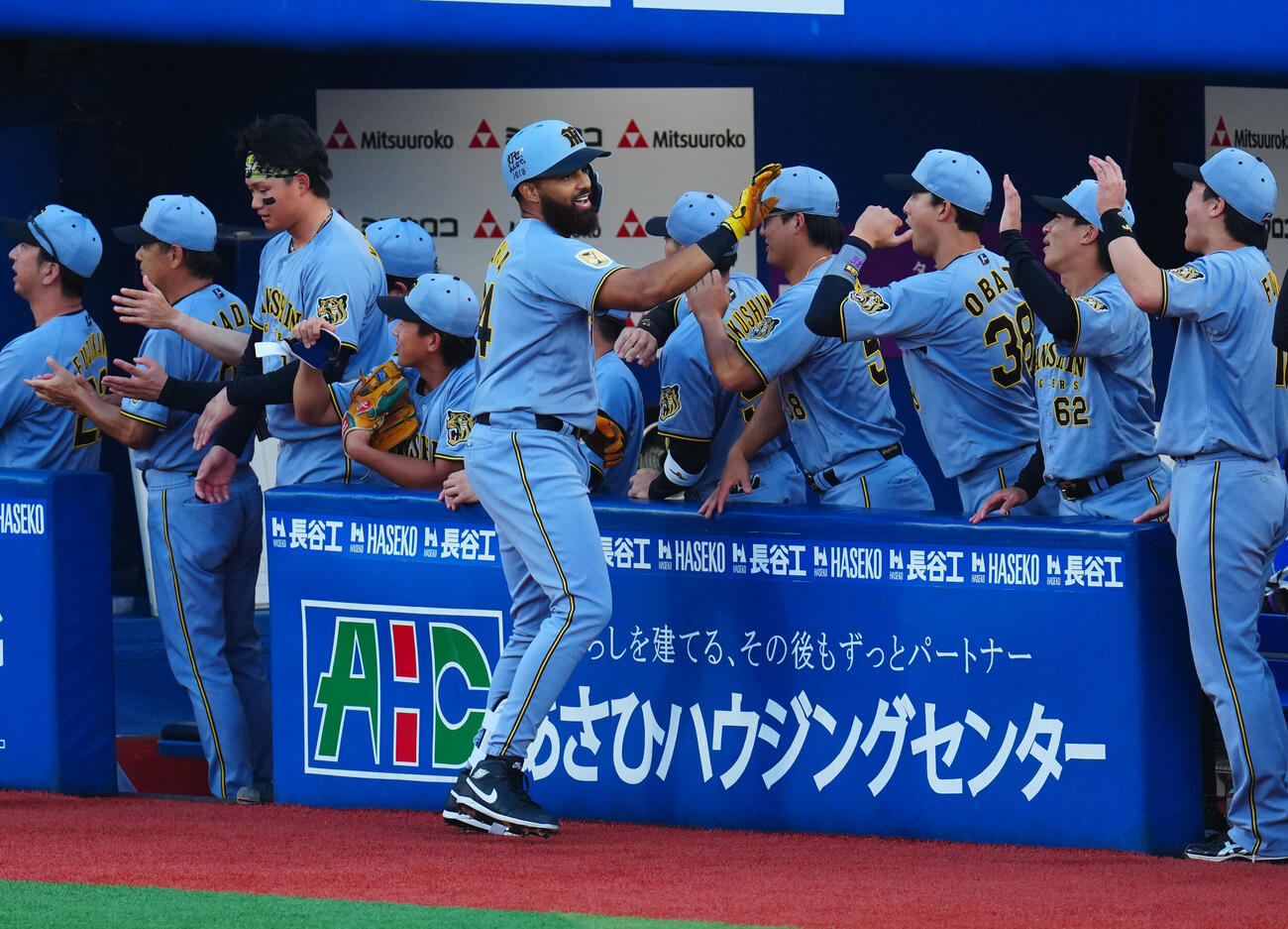 DeNA対阪神　1回表阪神無死二、三塁、3点本塁打を放ちナインの出迎えを受けるデルミス・ガルシア（撮影・垰建太）