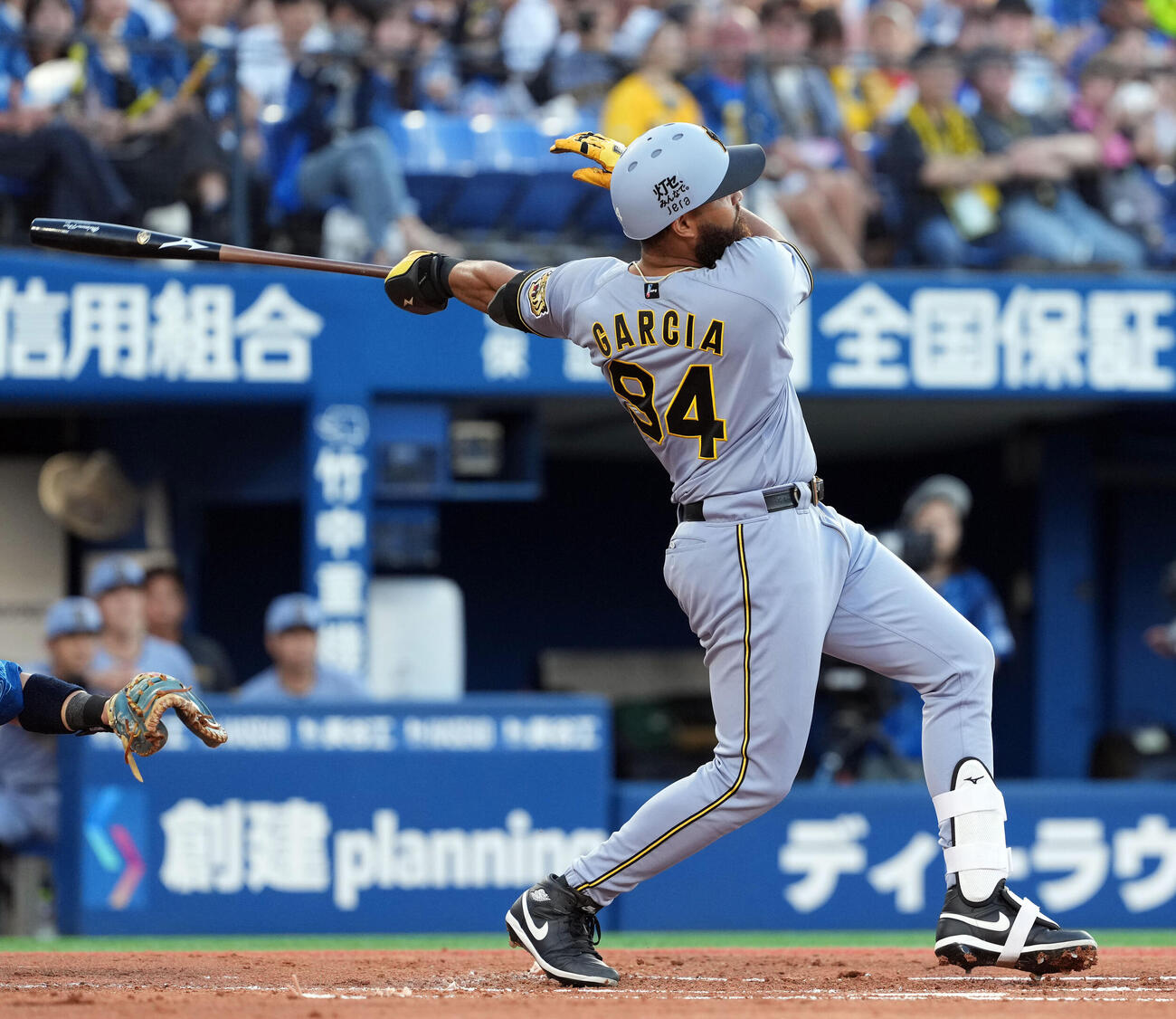 DeNA対阪神　1回表阪神無死二、三塁、左中間に3点本塁打を放つデルミス・ガルシア（撮影・たえ見朱実）