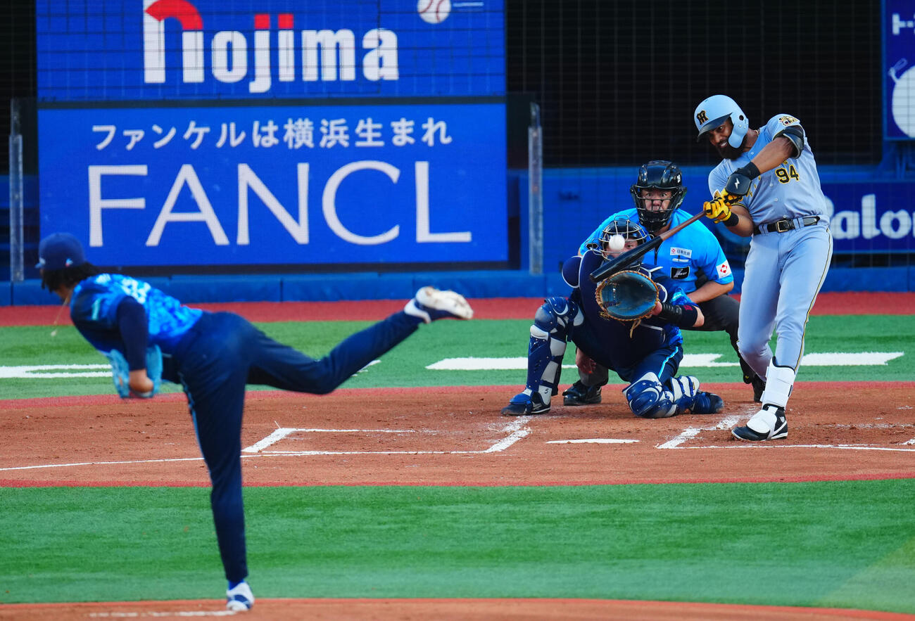 DeNA対阪神　1回表阪神無死二、三塁、3点本塁打を放つデルミス・ガルシア。投手オスバルド・ビド（撮影・垰建太）