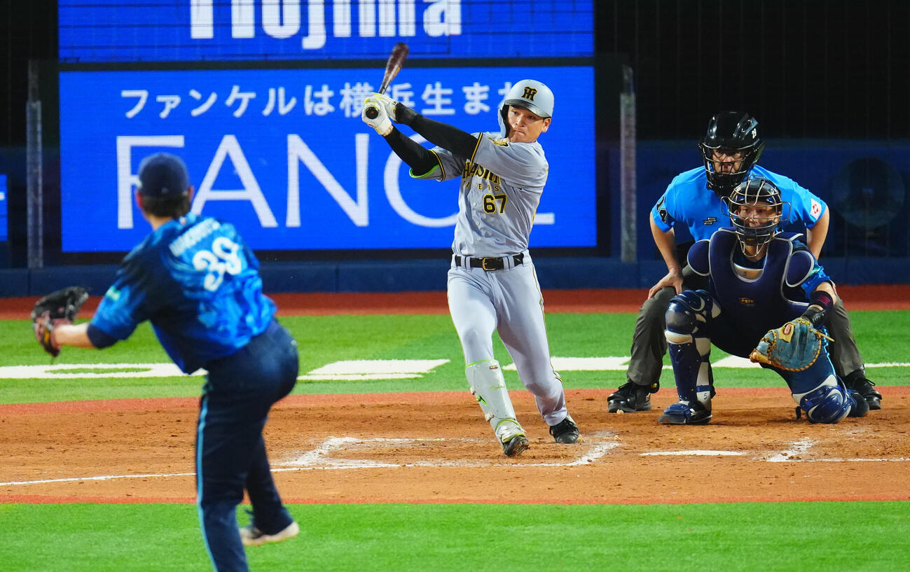 DeNA対阪神　7回表阪神1死一、二塁、適時打を放つ高寺望夢。投手若松尚輝（撮影・垰建太）