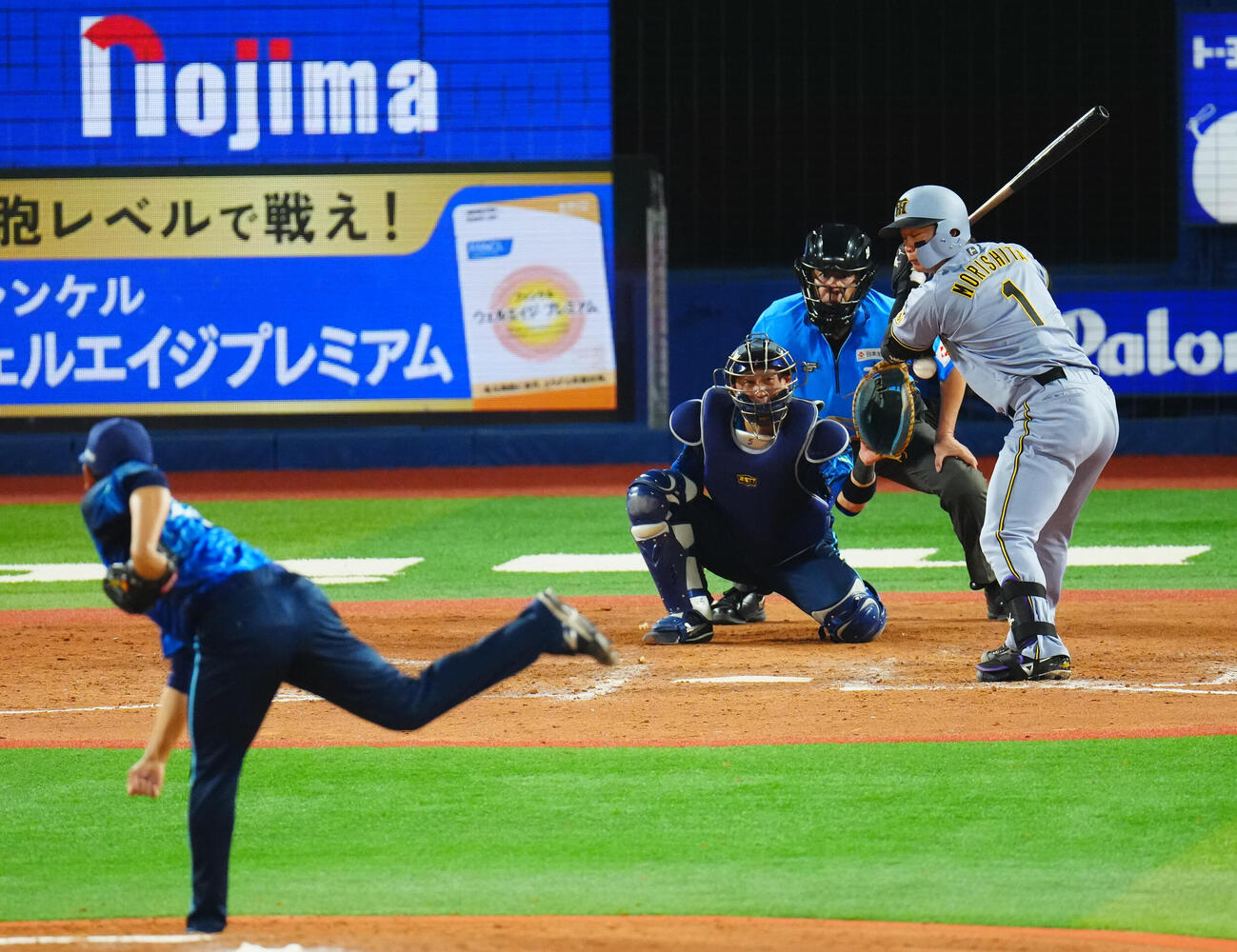 DeNA対阪神　8回表阪神無死、死球を受ける森下翔太。投手吉野光樹（撮影・垰建太）