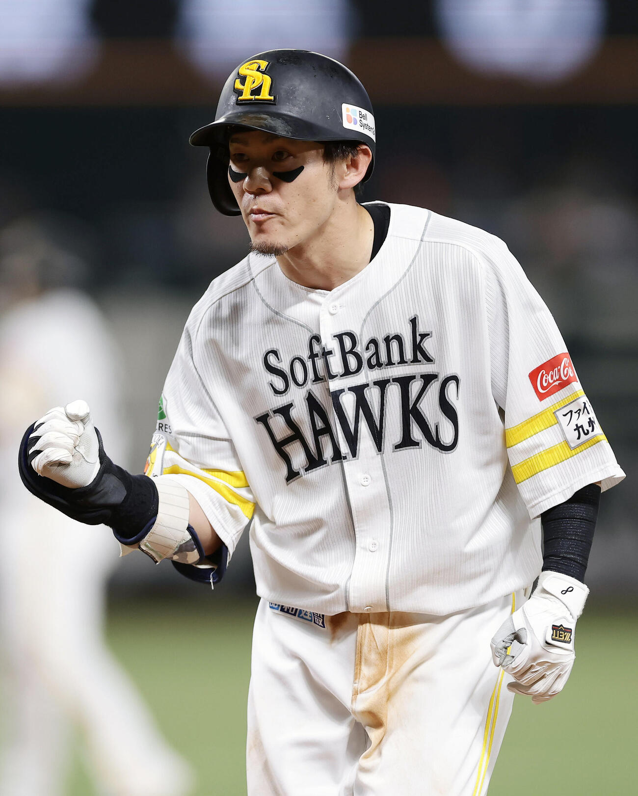 ソフトバンク対日本ハム　6回裏ソフトバンク1死一、三塁、同点適時打を放ちガッツポーズする牧原大成（撮影・前田充）