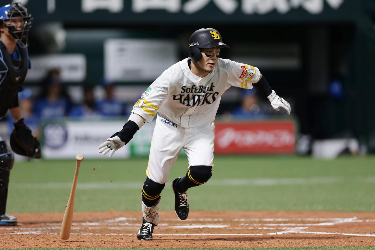 ソフトバンク対日本ハム　2回裏ソフトバンク1死一、二塁、右翼線へ先制適時二塁打を放つ牧原大成（撮影・前田充）