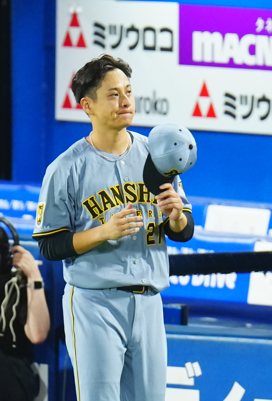 DeNA対阪神　勝利しヒーローの阪神大竹耕太郎はファンの声援に応える（撮影・垰建太）