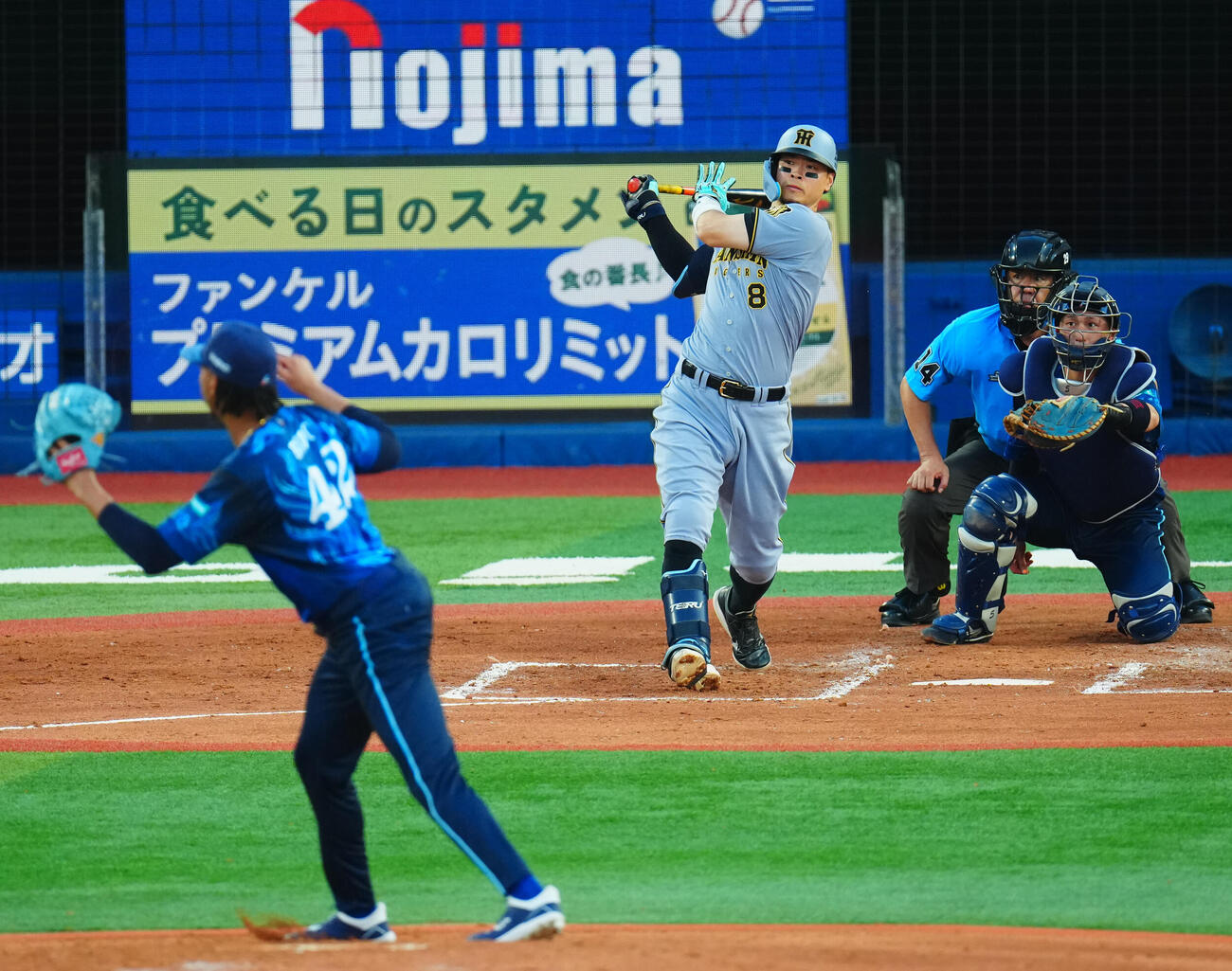 DeNA対阪神　2回表阪神1死、右前打を放つ佐藤輝明。投手オスバルド・ビド（撮影・垰建太）