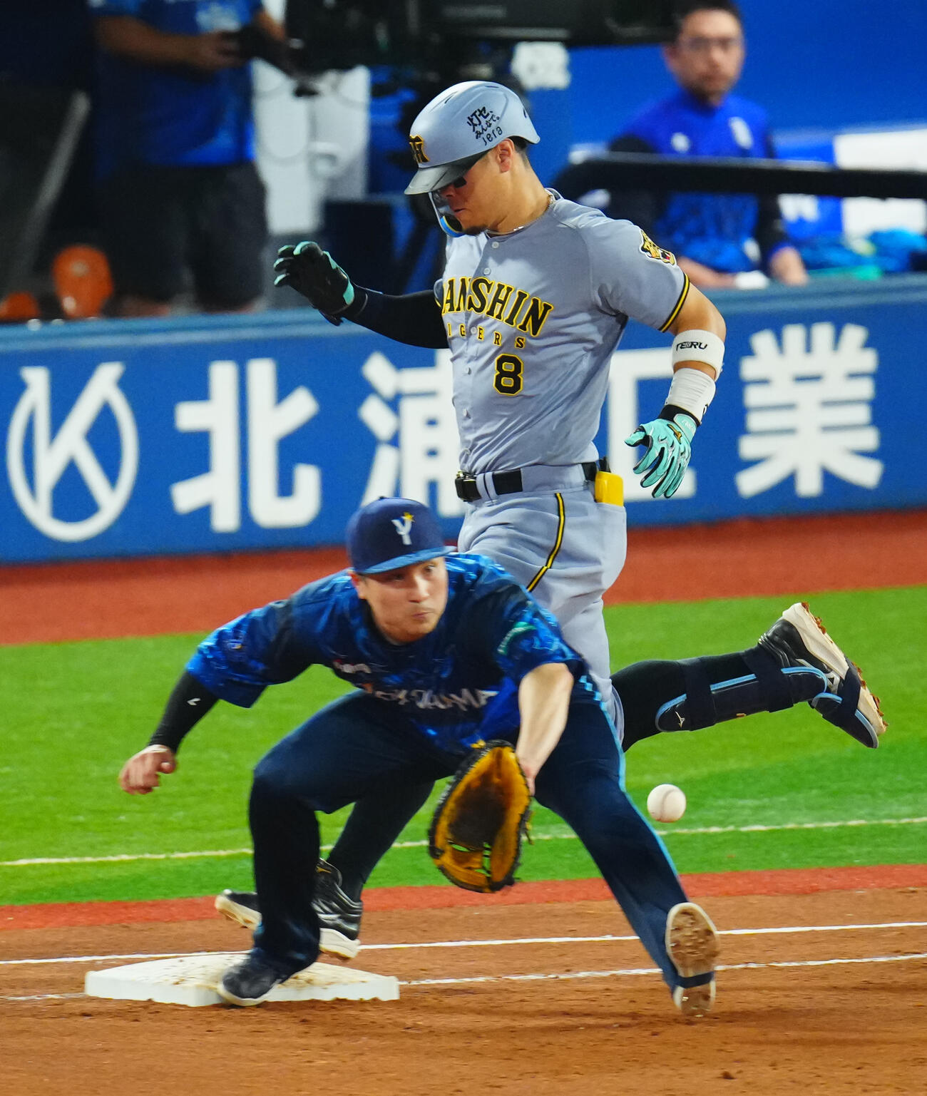 DeNA対阪神　6回表阪神1死一、二塁、ニゴロも懸命に走り併殺を回避する佐藤輝明。一塁手佐野恵太（撮影・垰建太）