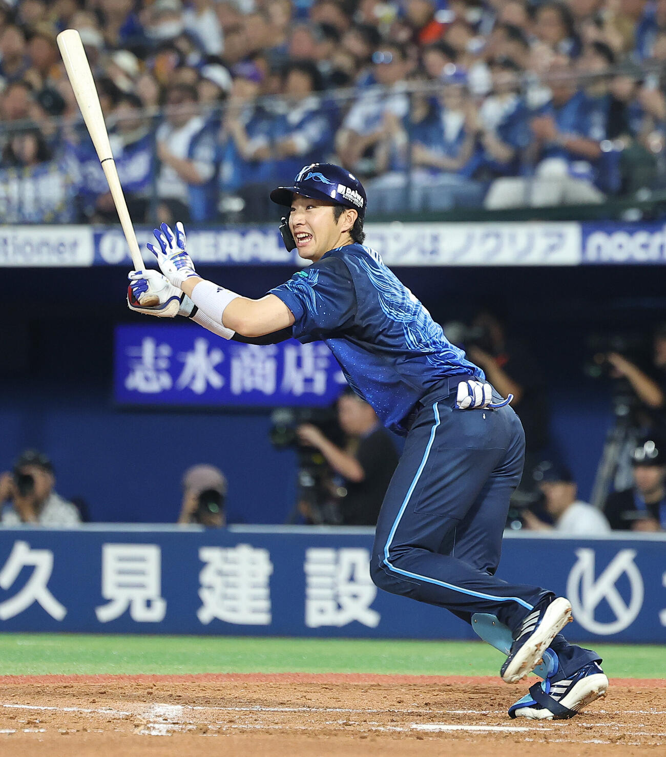 DeNA対阪神　3回裏DeNA1死二、三塁、適時打を放つ度会隆輝（撮影・河田真司）