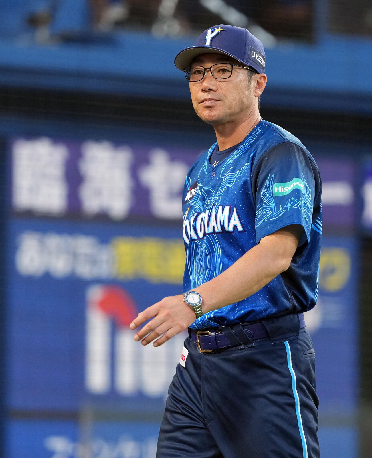 DeNA対阪神　2回8失点、3回表で投手の交代を告げベンチに戻るDeNA相川亮二監督（撮影・たえ見朱実）