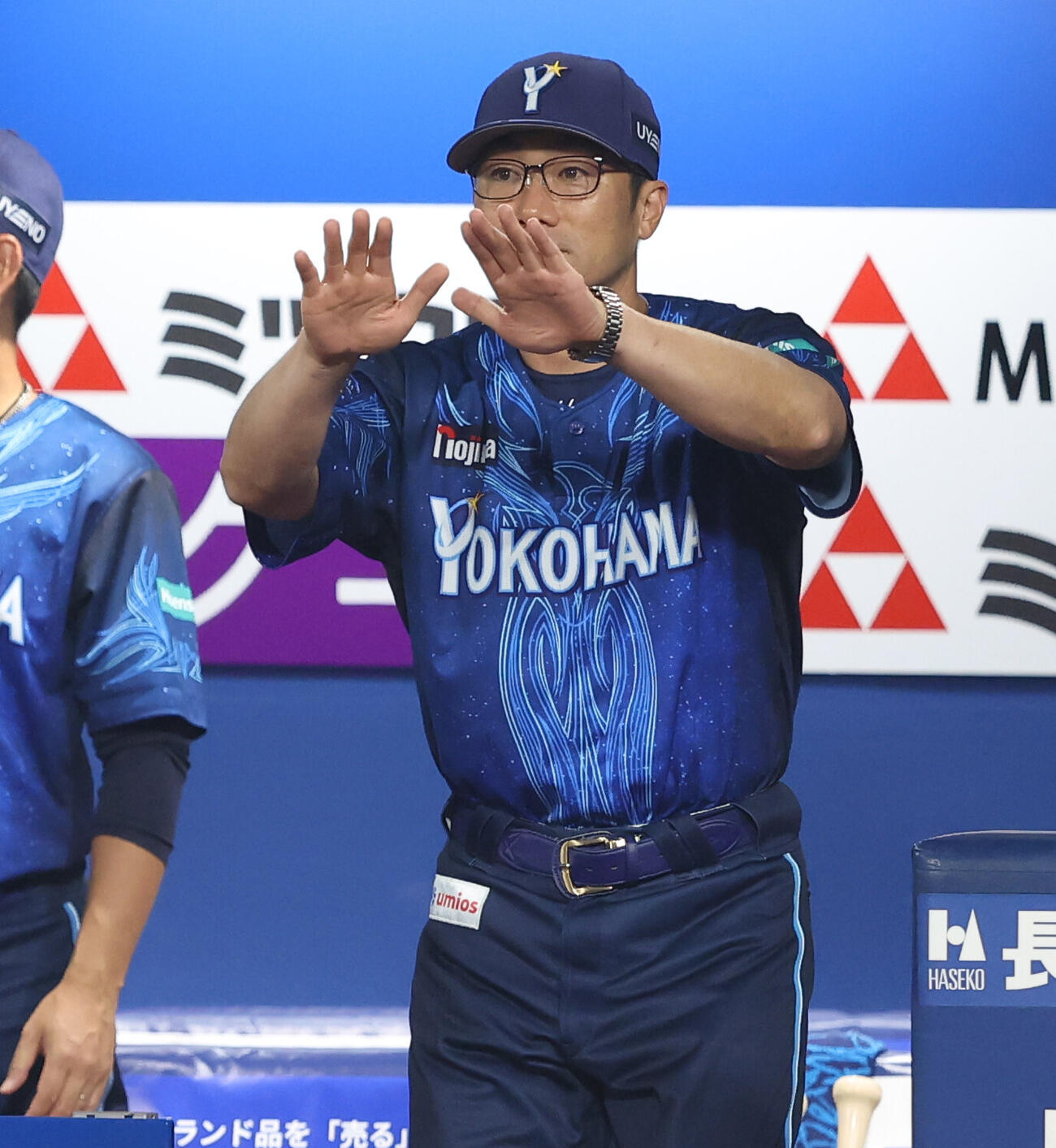 DeNA対阪神　6回表、リクエストを要求する相川亮二監督（撮影・河田真司）