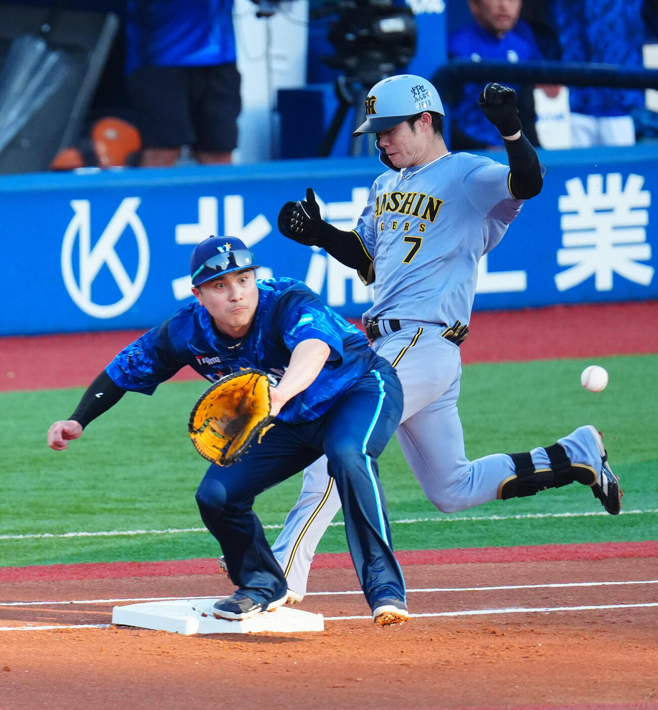 DeNA対阪神　1回表阪神無死二塁、二塁内野安打で出塁する中野拓夢。一塁手佐野恵太（撮影・垰建太）