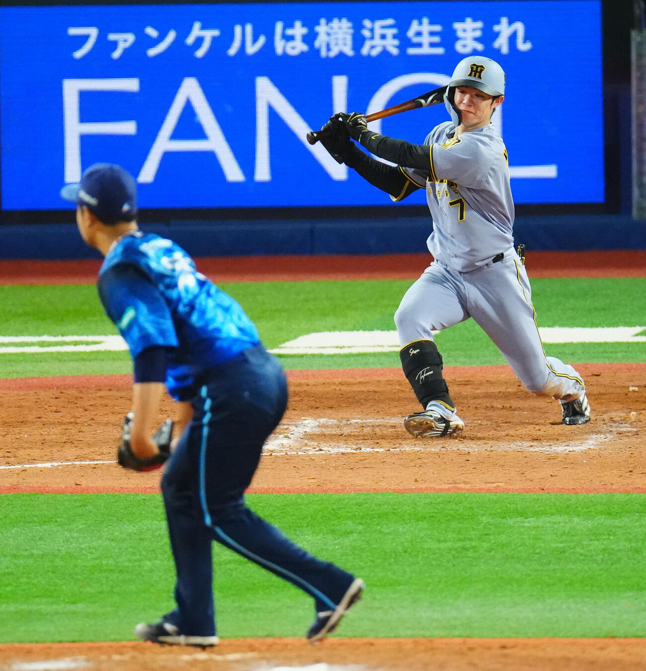 DeNA対阪神　9回表阪神1死二塁、右前打を放つ中野拓夢。投手吉野光樹（撮影・垰建太）