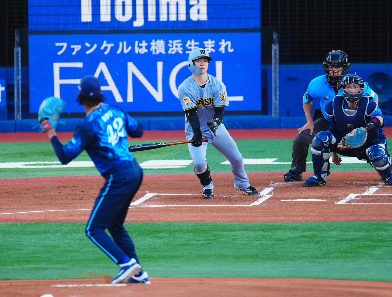 DeNA対阪神　1回表阪神無死二塁、二塁内野安打を放つ中野拓夢。投手オスバルド・ビド（撮影・垰建太）