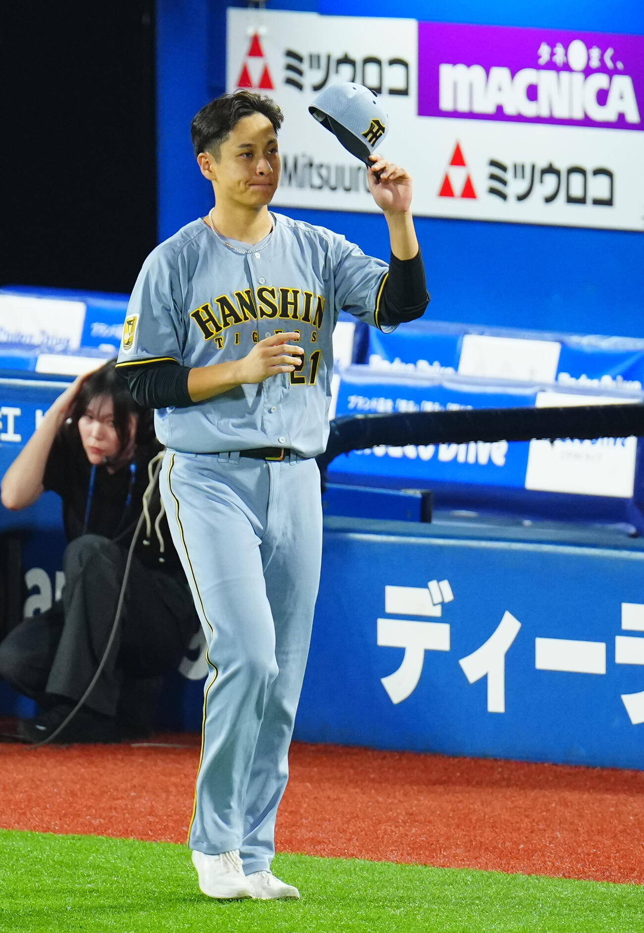DeNA対阪神　勝利しヒーローの阪神大竹耕太郎はファンの声援に応える（撮影・垰建太）