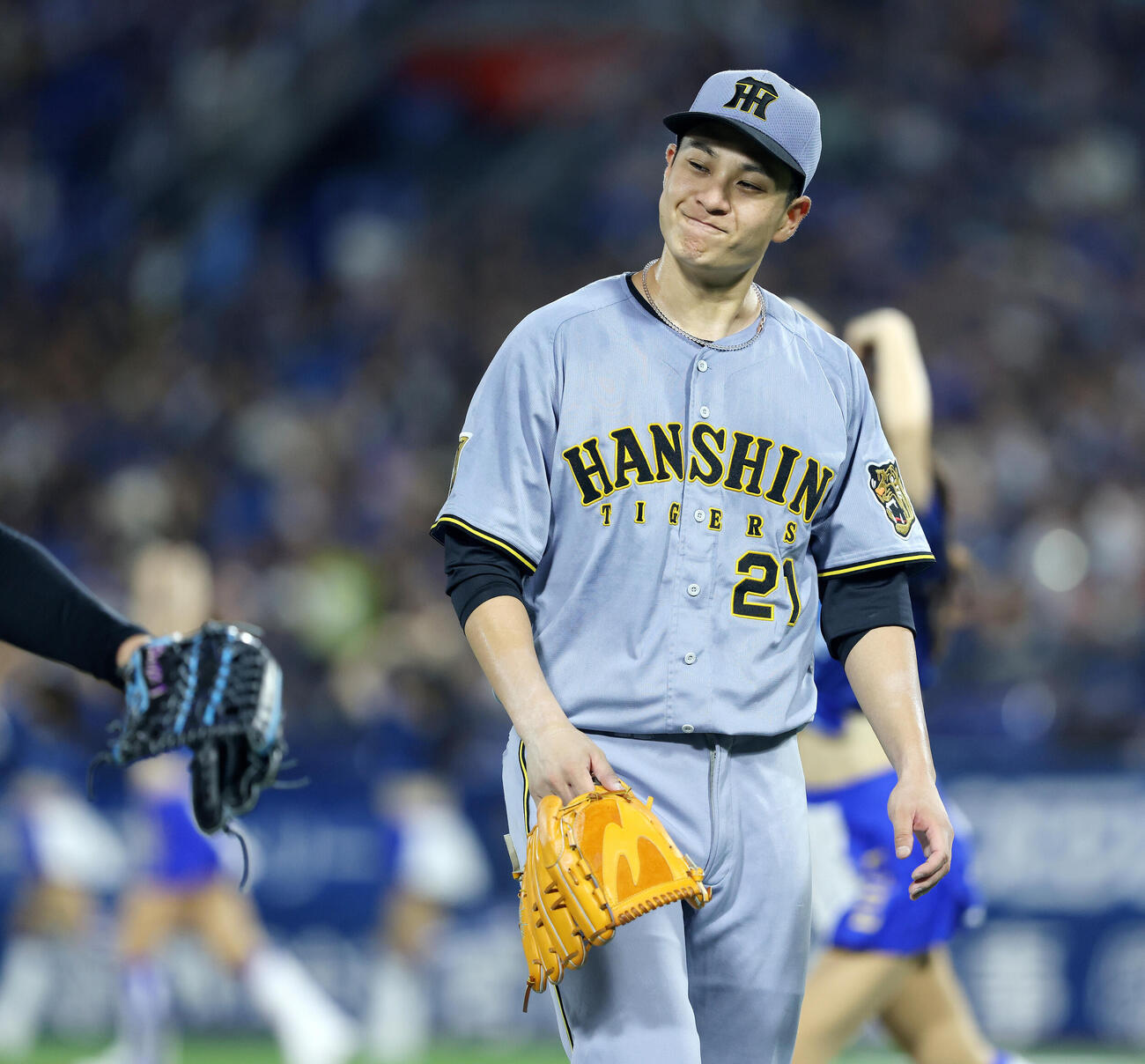 DeNA対阪神　5回裏を抑え、笑顔でベンチに戻る大竹耕太郎（撮影・河田真司）