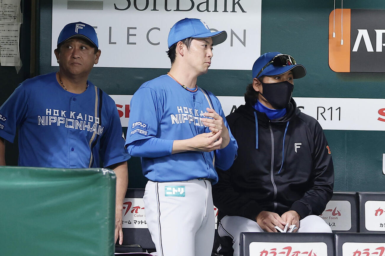 ソフトバンク対日本ハム　2回裏ソフトバンク1死一、二塁、牧原大成の適時二塁打で先制を許し、ベンチで厳しい表情を見せる新庄剛志監督（右）ら（撮影・前田充）