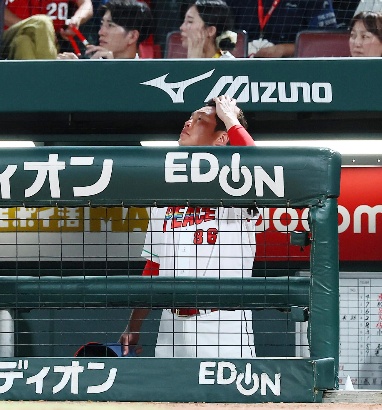 広島対巨人　9回表を終えベンチで帽子を取る新井貴浩監督（撮影・加藤哉）