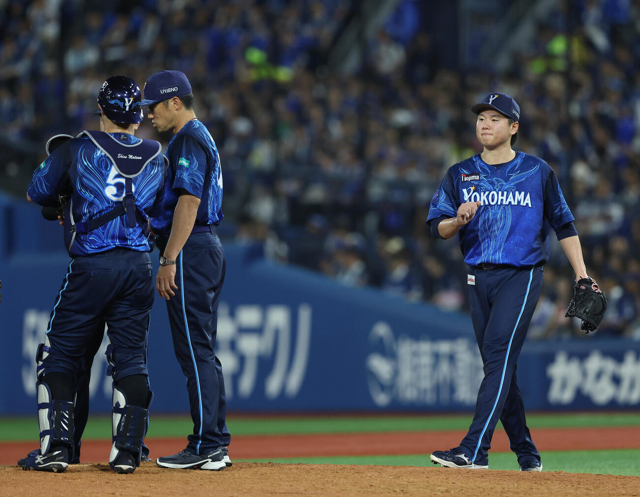 DeNA対阪神　7回表阪神2死一、三塁、降板する若松尚輝（撮影・河田真司）