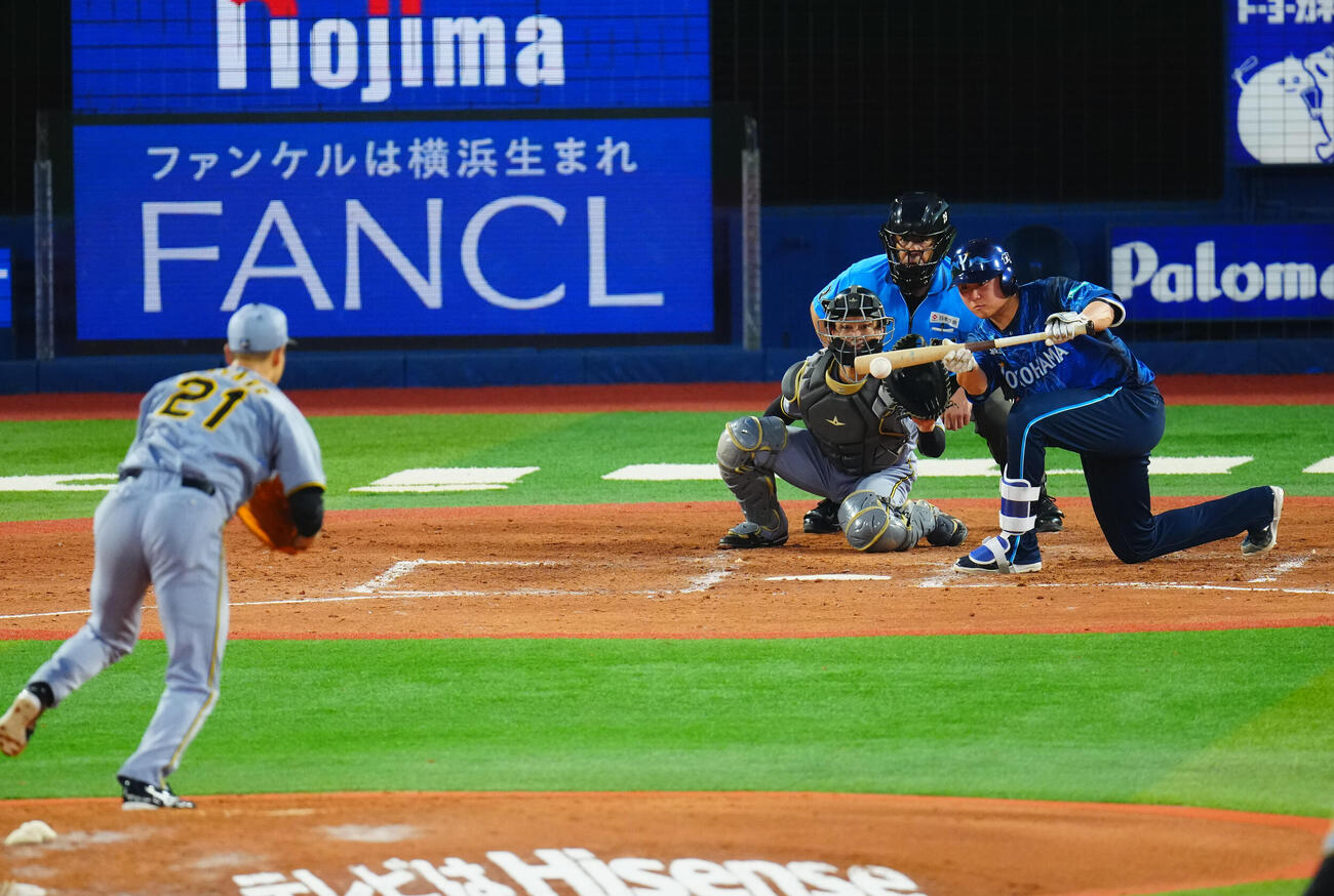 DeNA対阪神　3回裏DeNA無死一、二塁、犠打を決める若松尚輝。投手大竹耕太郎（撮影・垰建太）