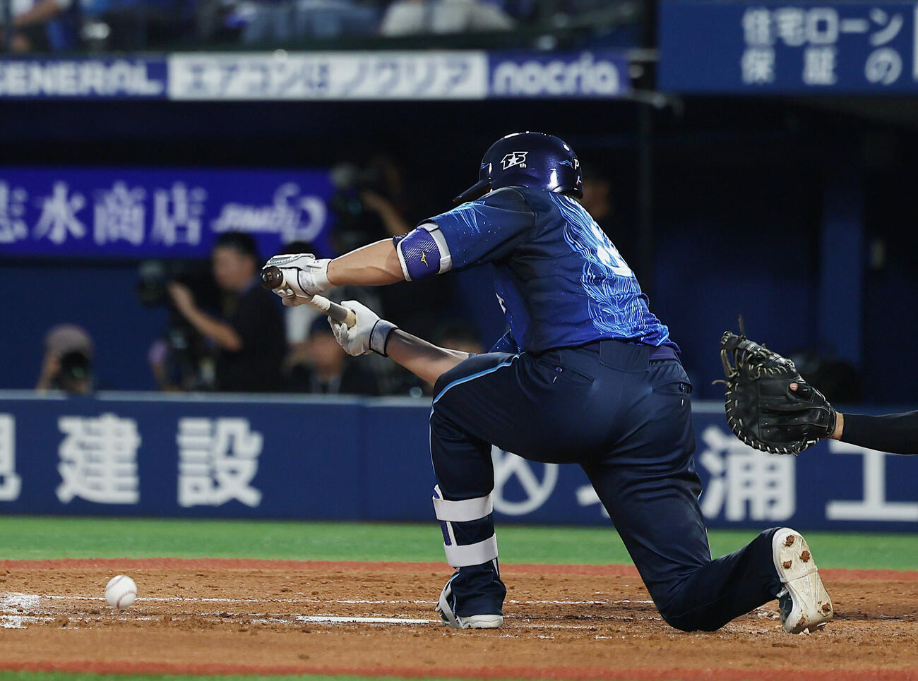 DeNA対阪神　3回裏DeNA無死一、二塁、送りバントを決める若松尚輝（撮影・河田真司）