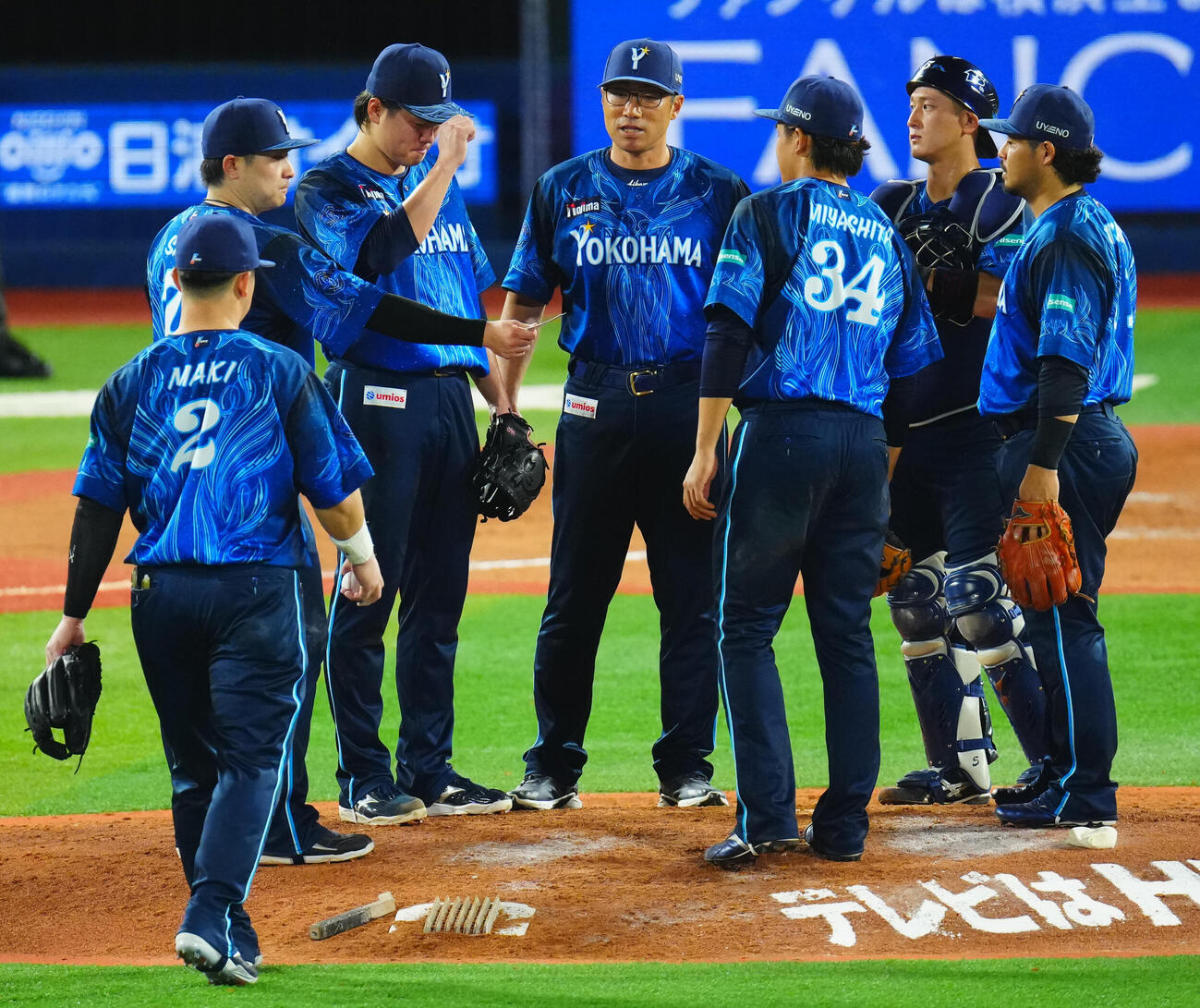 DeNA対阪神　7回表阪神2死一、三塁、若松尚輝（左から3人目）をねぎらい降板を告げる相川良二監督（中央）（撮影・垰建太）