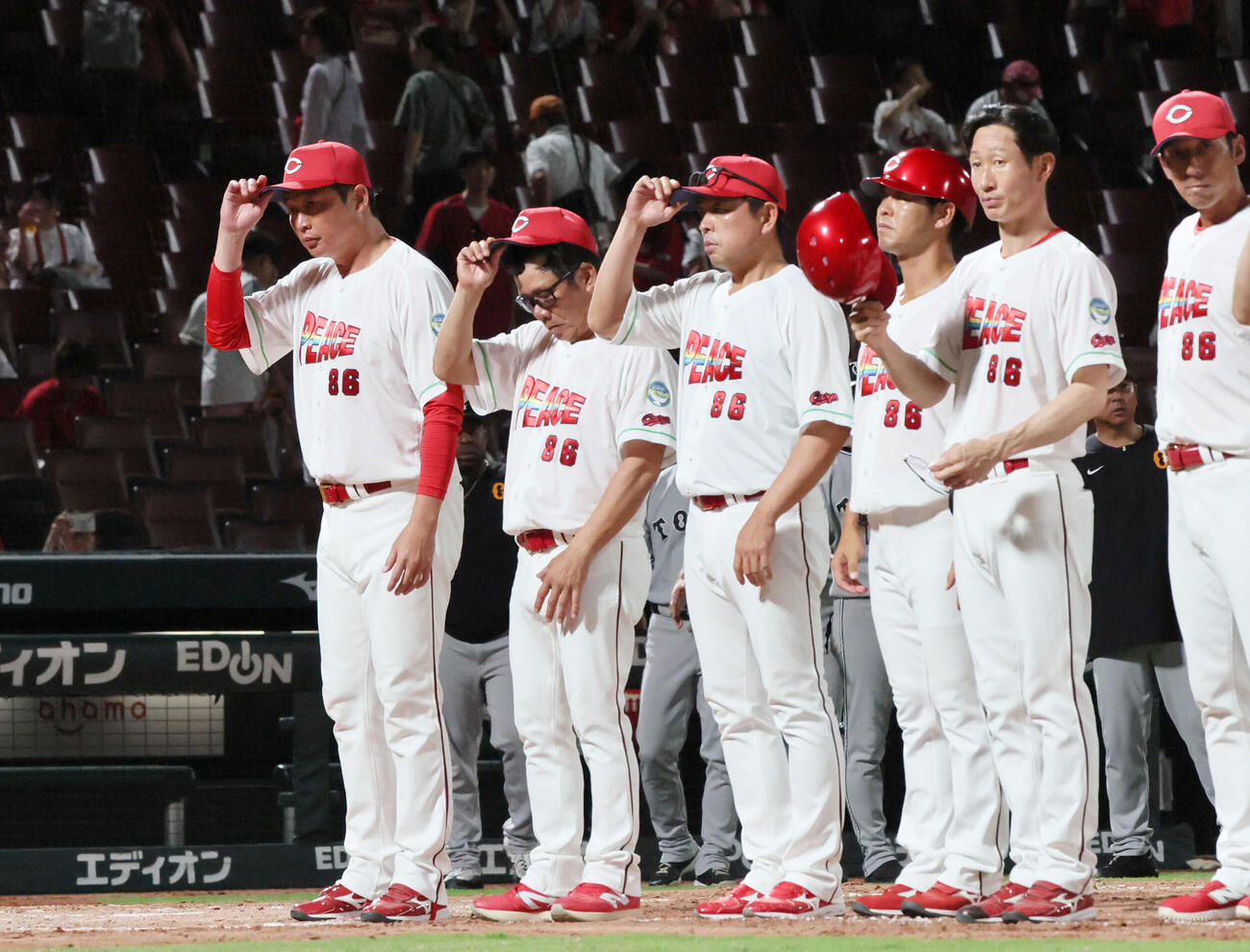 広島対巨人　ピースナイター2026　敗れた広島新井貴浩監督（左）（撮影・加藤孝規）