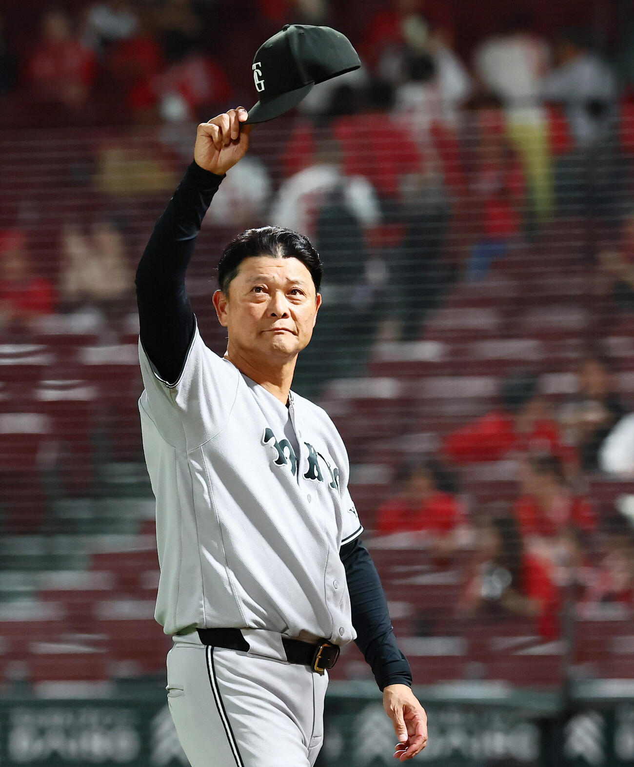 広島対巨人　広島に勝利しファンに帽子を振ってあいさつする巨人橋上秀樹監督代行（撮影・加藤哉）