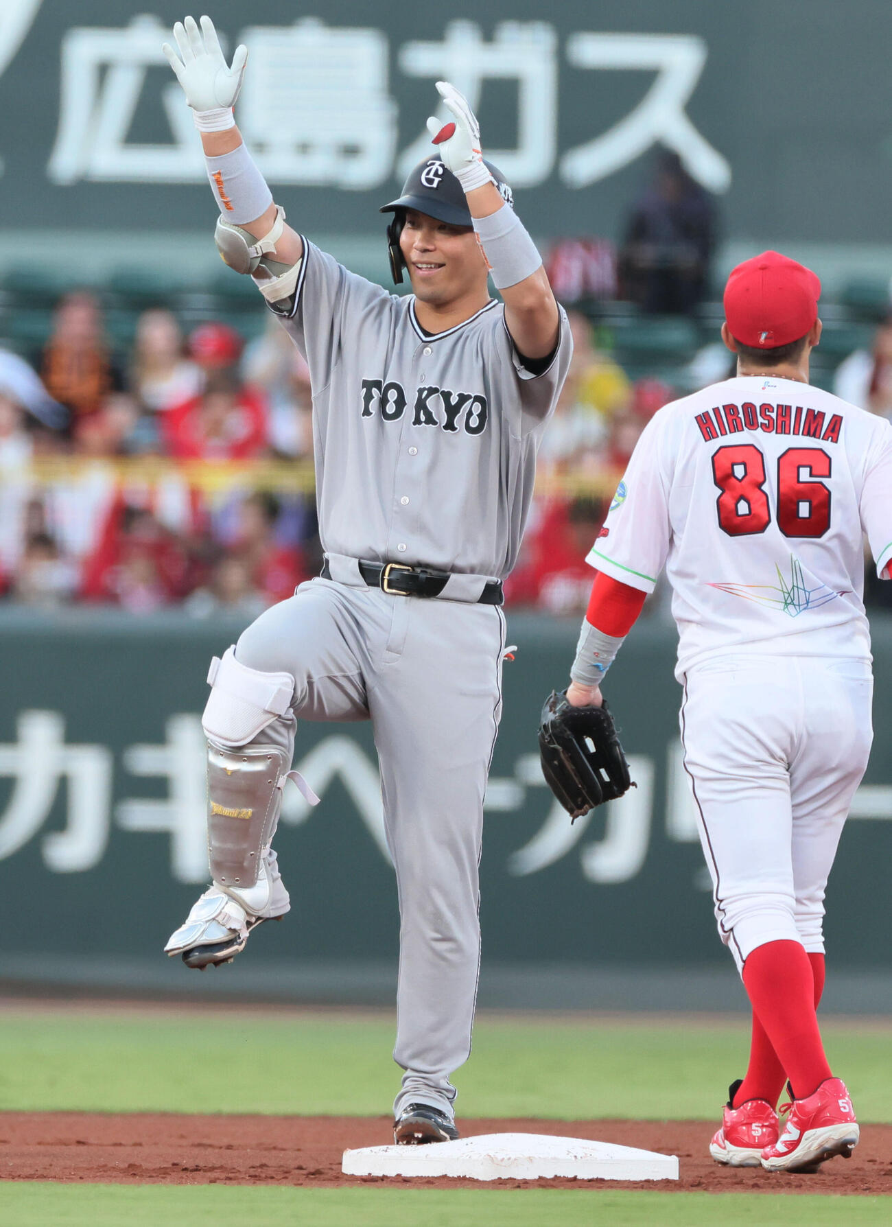 広島対巨人　ピースナイター2026 1回表巨人1死一、二塁、先制の右越え2点適時二塁打を放った大城卓三（撮影・加藤孝規）