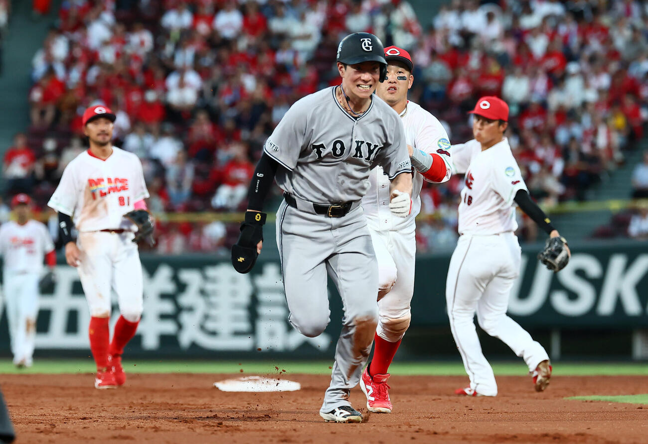 広島対巨人　3回表巨人1死二塁、打者大城卓三のとき二走松本剛はけん制球に誘い出され二、三塁間で挟殺される（撮影・加藤哉）