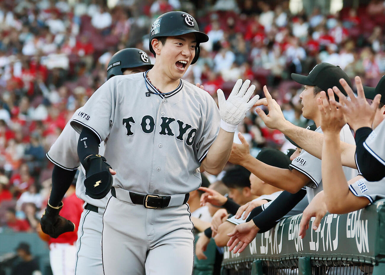 広島対巨人　1回表巨人1死一、二塁、二走松本剛は大城卓三の右越え適時2点二塁打で生還しベンチのナインとタッチする（撮影・加藤哉）