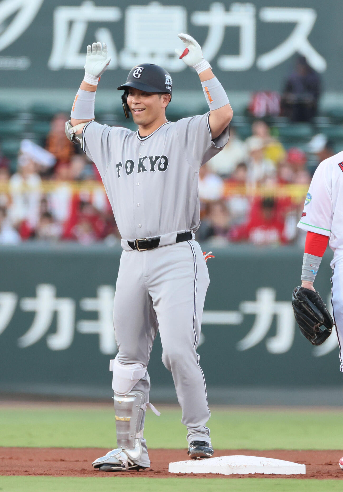 広島対巨人　ピースナイター2026 1回表巨人1死一、二塁、先制の右越え2点適時二塁打を放った大城卓三（撮影・加藤孝規）