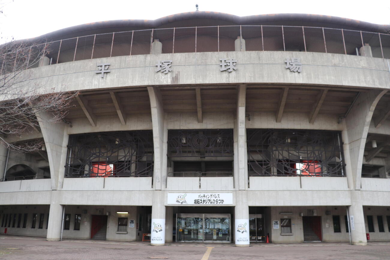 平塚球場（2012年撮影）