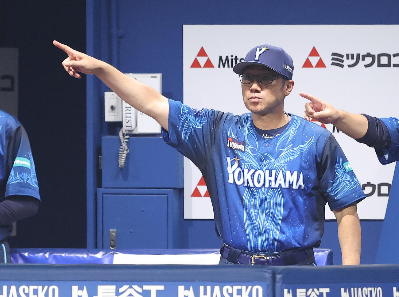 DeNA対阪神　9回裏、戦況を見守る相川亮二監督（撮影・河田真司）